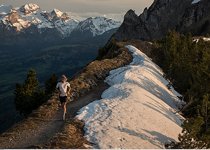 Läufer auf Bergpass Lauftraining